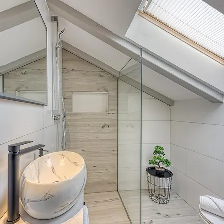 Peaceful Blooming With Pool - Four Bedroom With Pool *
