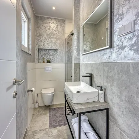 Peaceful Blooming With Pool - Four Bedroom With Pool