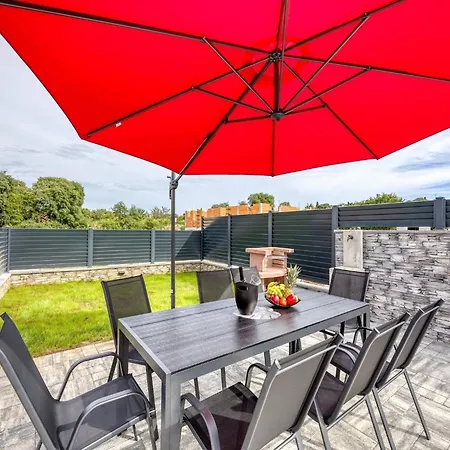 Peaceful Blooming With Pool - Four Bedroom With Pool Rovinj